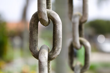 Naklejka premium Chain hanging with nature background