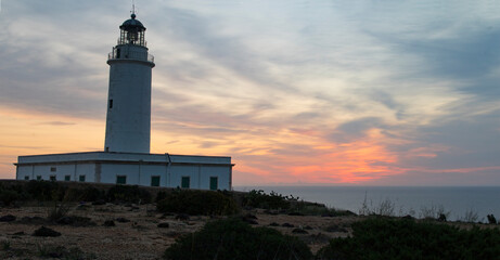 Paseando por el faro de cap de barbaria (Formentera-España)