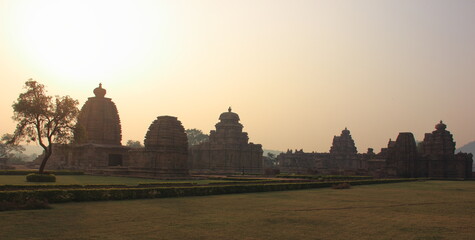 Obraz premium Pattadakal, Paṭṭadakallu or Raktapura, is a complex of Hindu and Jain temples in northern Karnataka (India). Located on bank of Malaprabha River in Bagalakote. Worled Heritage Site