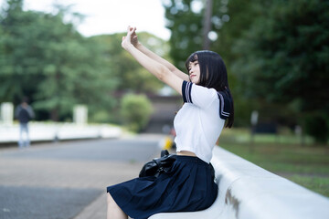 座って深呼吸する女子高生