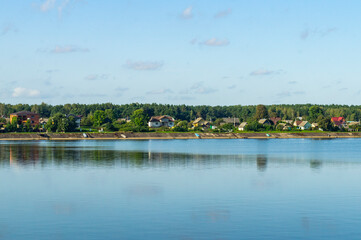 Obraz premium Nice view of suburban town with lakeside cottages