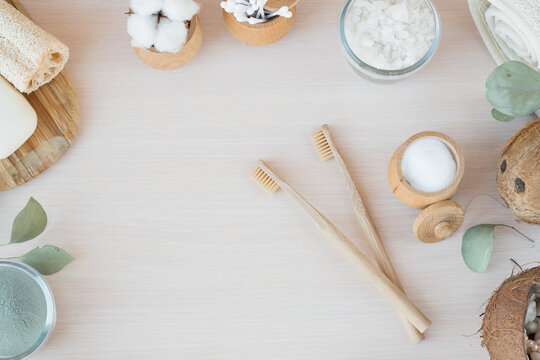 
Oral care with natural cosmetics and baboo toothbrush. Flat lay spa composition with aloe vera and candles on wooden background. copy space. Beautiful medical homemade cosmetic products concept