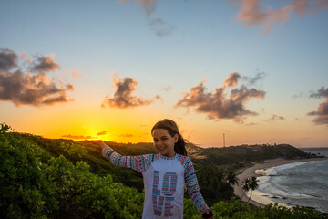 Por do sol nas dunas criança segurando sol