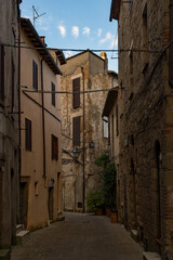 Fototapeta na wymiar Leere Straße in der Altstadt von Pitigliano in der Toskana in Italien