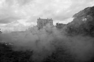 Dunvegan Castle im Nebel, auf der Isle of Skye