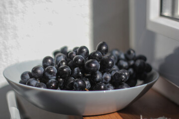 bowl of blue grapes