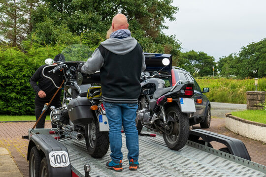 Motorr&auml;der werden auf Anh&auml;nger verladen