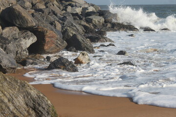 La vague sur les rochers 