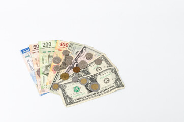Dinero sobre fondo blanco. D&oacute;lares y pesos mexicanos. Billetes aislados.