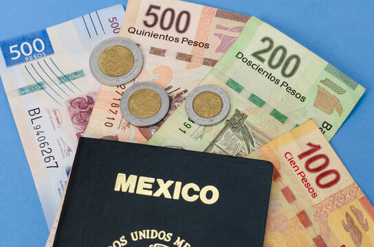 Pasaporte y dinero mexicanos en primer plano sobre fondo azul.