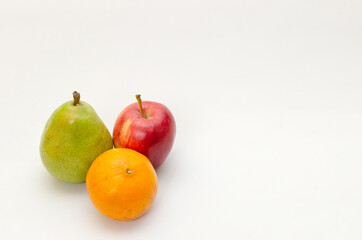 Manzana, pera y mandarina juntas sobre fondo blanco, aisladas. Grupo de frutas.