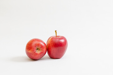 Manzanas rojas aisladas sobre fondo blanco.