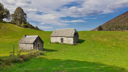 Obraz premium Deux granges dans une jolie plaine