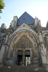 Fototapeta na wymiar L'entré sur le côté droit de la Cathédrale Notre-Dame-de-la-Treille de Lille.