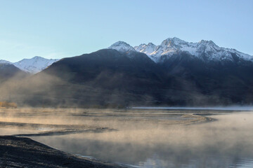 Kinloch/Glenorchy: Nebel am Morgen über Lake Wakatipu