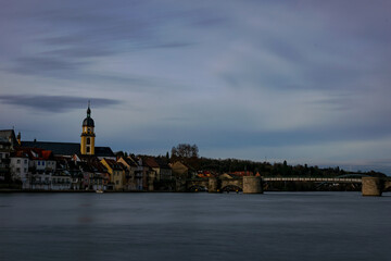Die Brücke über den Fluss
