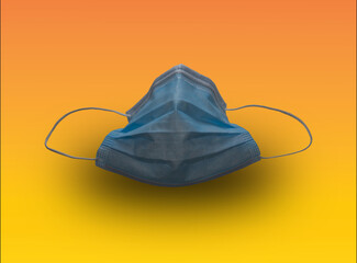 Maske vor buntem Hintergrund 