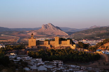 Obraz premium Castillo y detrás Peña de los enamorados al atardecer, Antequera, Andalucía, España