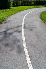 Obraz premium Kleiner Betonweg inmitten von Wiese