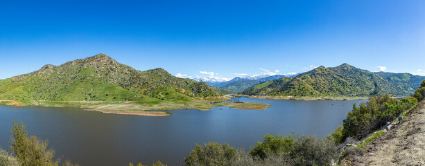 Fototapeta na wymiar scenic lake Kaweah in three rivers at the entrance of Sequoia national park