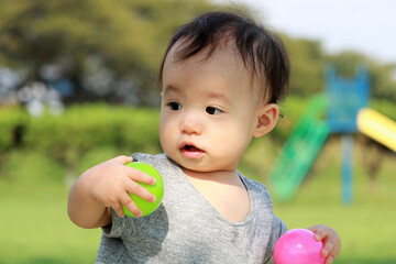 公園で遊ぶ1歳の女の子