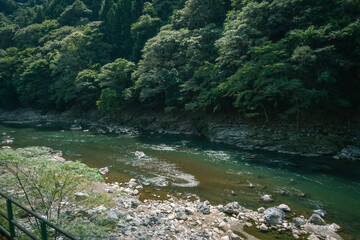 京都、トロッコ列車から見た保津峡渓谷と保津川の風景