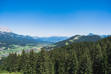 Fototapeta na wymiar Stimmungsvolle Landschaft mit Tannen, Dörfern und Bergen in den Tiroler Alpen