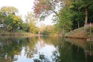 Fototapeta na wymiar Fall colors on a lake