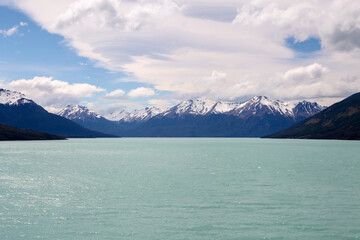 Lake in front of mountains in Los Glaciares National Park