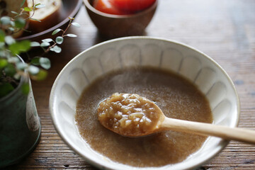 刻んだ玉ねぎの飴色スープ