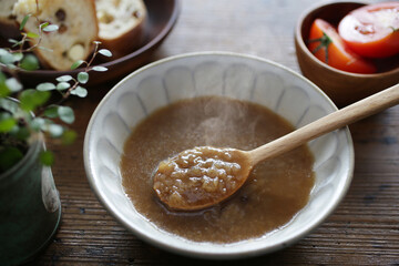 刻んだ玉ねぎの飴色スープ