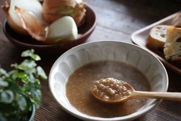 刻んだ玉ねぎの飴色スープ