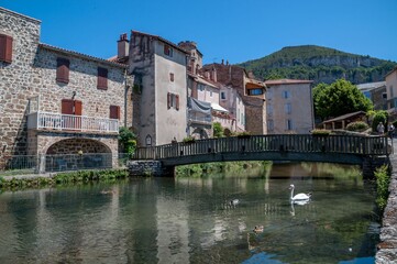 Fototapeta premium Creissels, village médiéval au pied des falaises du causse du Larzac en Aveyron. 