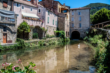 Creissels, village médiéval au pied des falaises du causse du Larzac en Aveyron.	