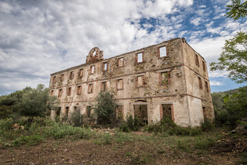 Fototapeta na wymiar Abandoned building at Argentella in Corsica