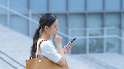 悩む女性・スマートフォン
