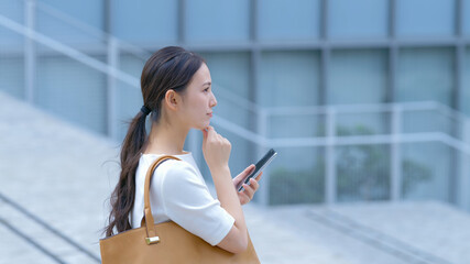 悩む女性・スマートフォン