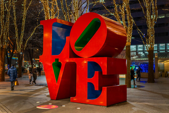 新宿アイランドの人気スポット「LOVE」のオブジェ