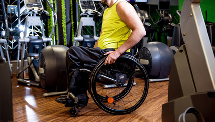 Obraz premium Disabled man training in the gym of rehabilitation center