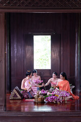 Fototapeta premium Thai women in Thai traditional dress are decorating flowers.