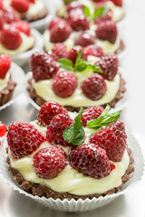 babeczki z kremem i owocami