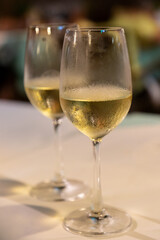 Ein klates Glas Weißwein