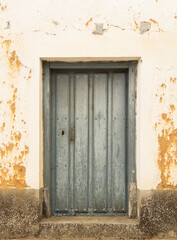 Fototapeta na wymiar Puerta verde antigua de madera en casa de adobe