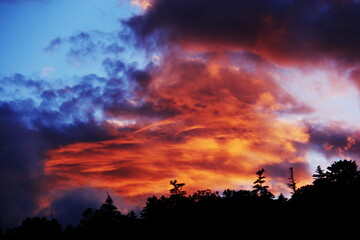 Obraz na płótnie Canvas 初秋の北八ヶ岳　神秘的な双子池から見上げる黄昏時の壮大な夕焼け空　