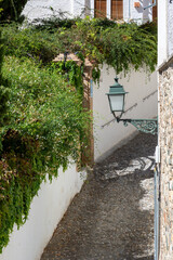 Vista vertical de una estrecha calle del Albaicin en Granada (Espa&ntilde;a)