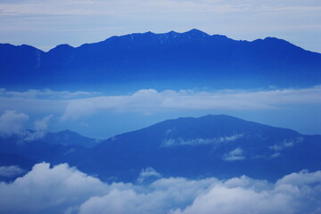 初秋の北八ヶ岳　双子山から中央アルプスを望む