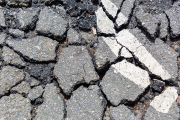 Textur von einem gebrochenen Straßenasphalt