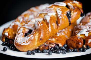 jagodzianka, drożdżówka z jagodami © yanek