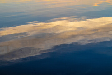 Fototapeta na wymiar sky reflection in lake 