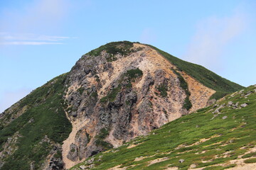 初秋の八ヶ岳連峰　夏沢峠縦走路　根石岳越しに西天狗岳を望む